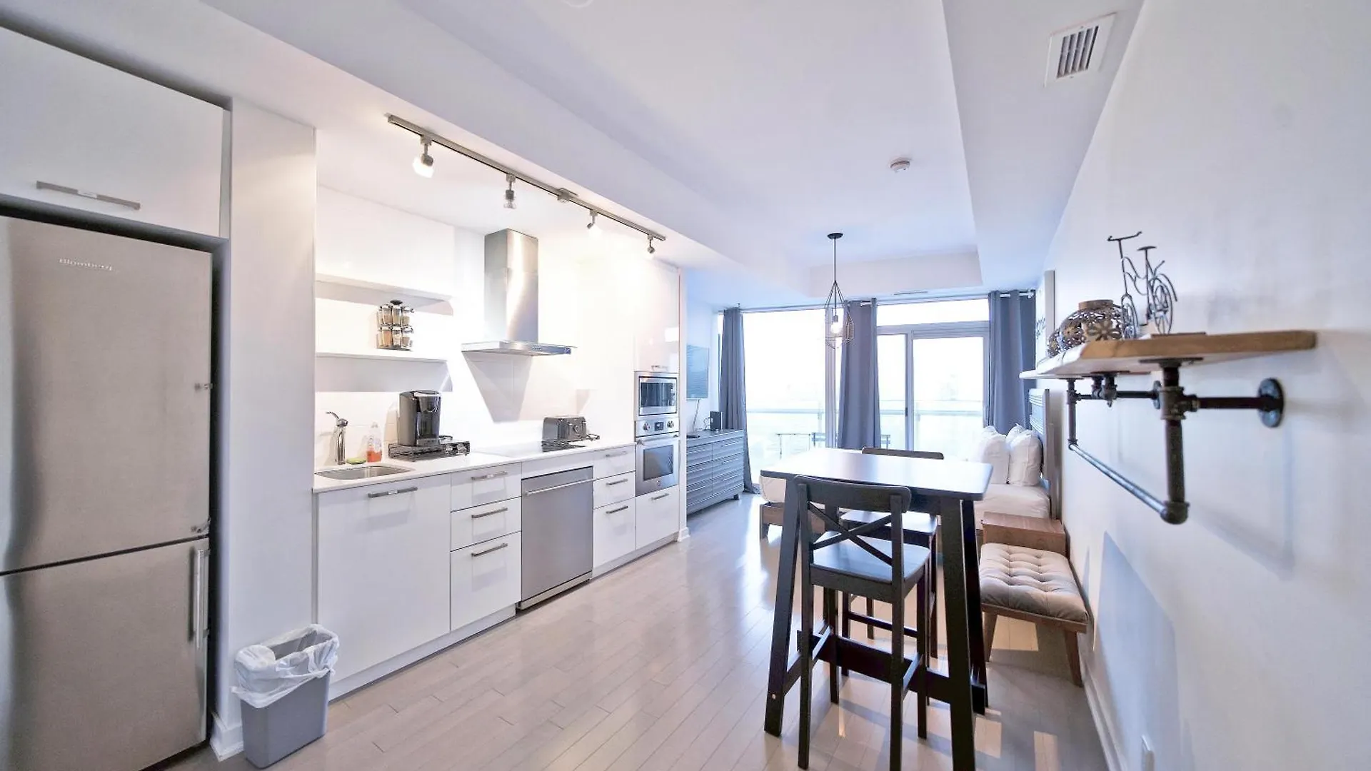 Rivetstays - The York I Toronto