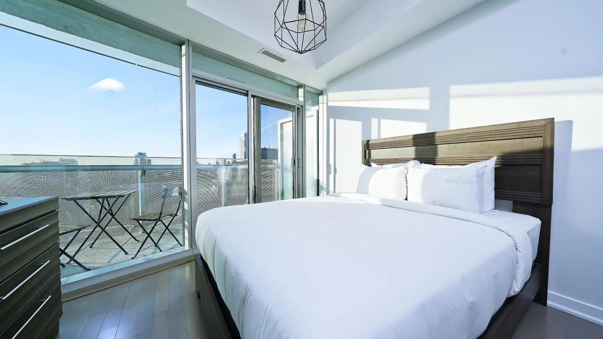 Rivetstays - The York I Toronto